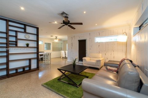 House in Hollywood, Florida 2 bedrooms, 119.57 sq.m. № 562744 - photo 3