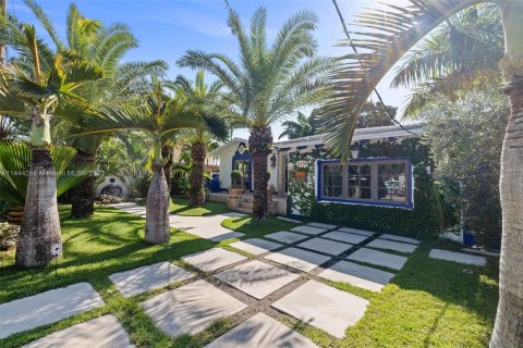 Villa ou maison à vendre à Surfside, Floride: 3 chambres, 136.47 m2 № 714076 - photo 1
