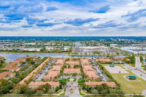 Touwnhouse à vendre à Pembroke Pines, Floride: 2 chambres, 102.19 m2 № 1294624 - photo 1