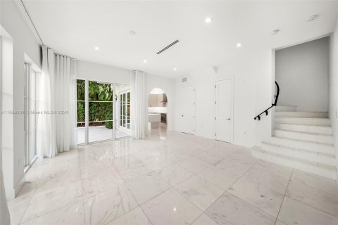 House in Coral Gables, Florida 4 bedrooms, 237.83 sq.m. № 1351893 - photo 10