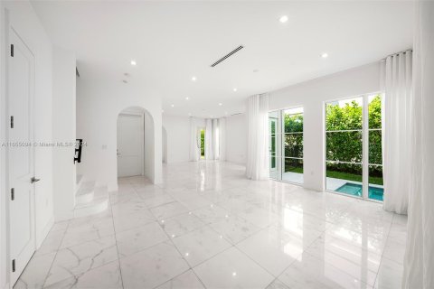 House in Coral Gables, Florida 4 bedrooms, 237.83 sq.m. № 1351893 - photo 12