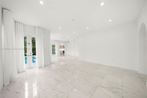 House in Coral Gables, Florida 4 bedrooms, 237.83 sq.m. № 1351893 - photo 9