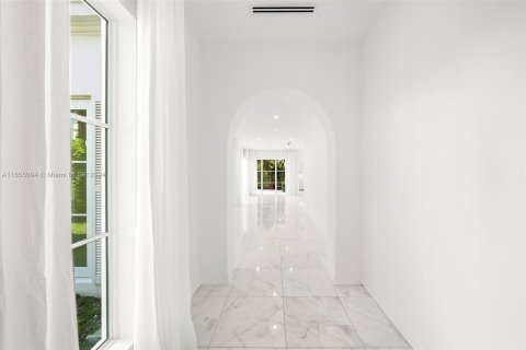 House in Coral Gables, Florida 4 bedrooms, 237.83 sq.m. № 1351893 - photo 5