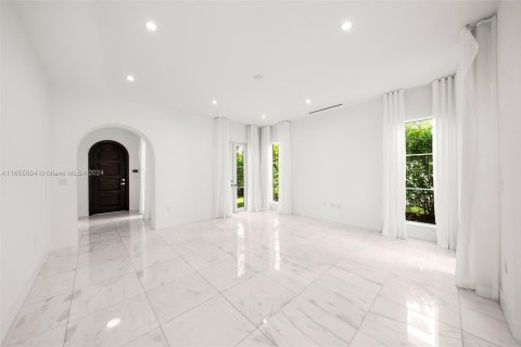 House in Coral Gables, Florida 4 bedrooms, 237.83 sq.m. № 1351893 - photo 7