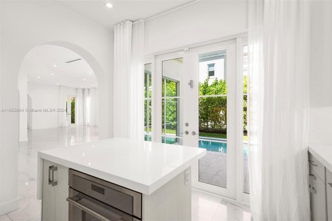 House in Coral Gables, Florida 4 bedrooms, 237.83 sq.m. № 1351893 - photo 20