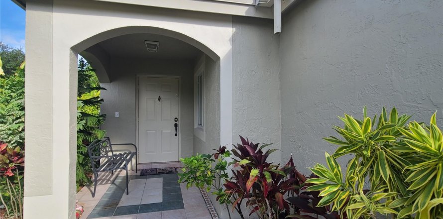 House in Deerfield Beach, Florida 4 bedrooms, 151.43 sq.m. № 1136265