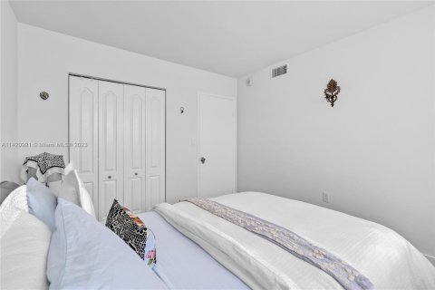 Condo in Miami, Florida, 2 bedrooms  № 617088 - photo 18
