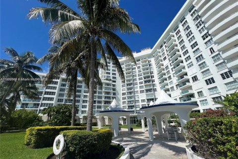 Condo in Miami Beach, Florida, 2 bedrooms  № 1220971 - photo 25