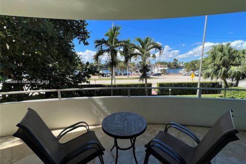 Condo in Miami Beach, Florida, 2 bedrooms  № 1220971 - photo 14