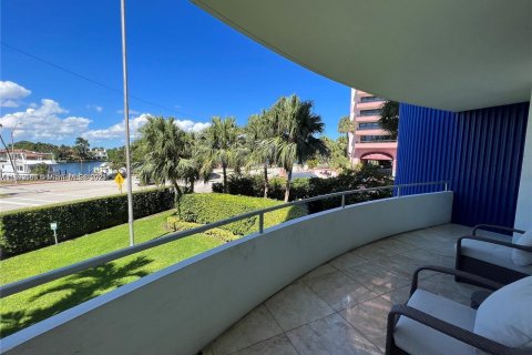 Condo in Miami Beach, Florida, 2 bedrooms  № 1220971 - photo 15