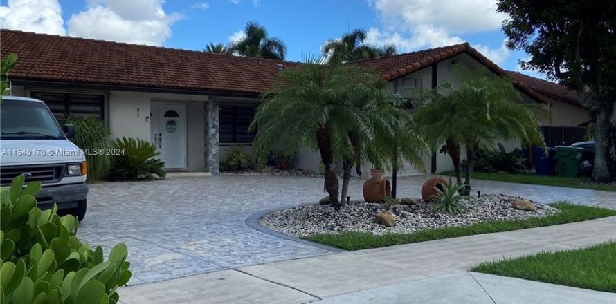 Villa ou maison à Miami, Floride 4 chambres, 176.7 m2 № 1316679