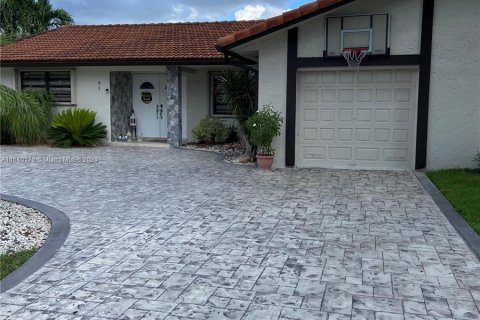 House in Miami, Florida 4 bedrooms, 176.7 sq.m. № 1316679 - photo 2