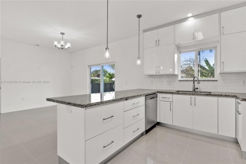 House in Miami, Florida 4 bedrooms, 169.18 sq.m. № 1316680 - photo 22