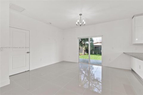 House in Miami, Florida 4 bedrooms, 169.18 sq.m. № 1316680 - photo 17