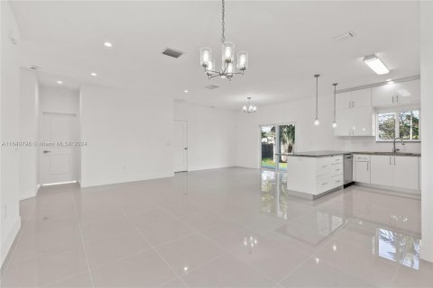 House in Miami, Florida 4 bedrooms, 169.18 sq.m. № 1316680 - photo 16