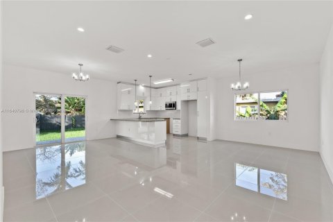 House in Miami, Florida 4 bedrooms, 169.18 sq.m. № 1316680 - photo 15