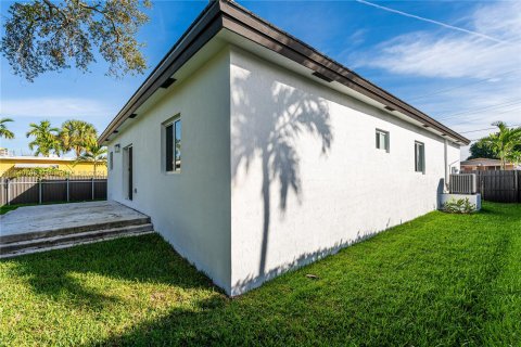 House in Miami, Florida 4 bedrooms, 169.18 sq.m. № 1316680 - photo 12