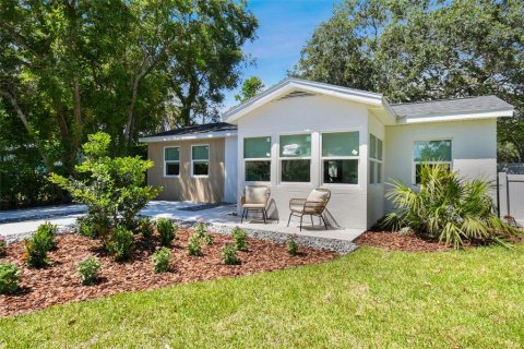 House in Dunedin, Florida 2 bedrooms, 105.26 sq.m. № 1340682 - photo 1