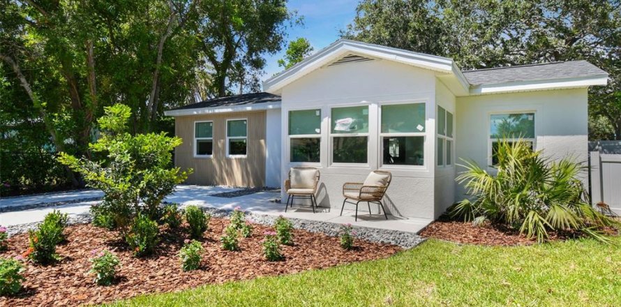 House in Dunedin, Florida 2 bedrooms, 105.26 sq.m. № 1340682