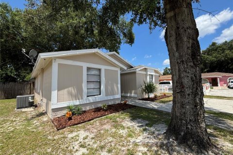 House in Tampa, Florida 3 bedrooms, 99.87 sq.m. № 1324439 - photo 3