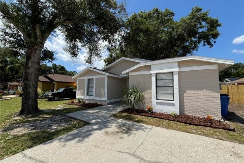 House in Tampa, Florida 3 bedrooms, 99.87 sq.m. № 1324439 - photo 2