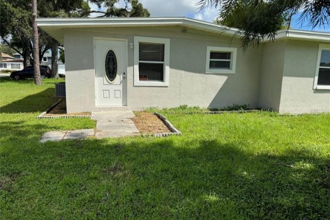 House in Pinellas Park, Florida 2 bedrooms, 83.52 sq.m. № 1390813 - photo 1