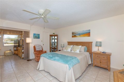 Condo in New Port Richey, Florida, 2 bedrooms  № 1255025 - photo 12