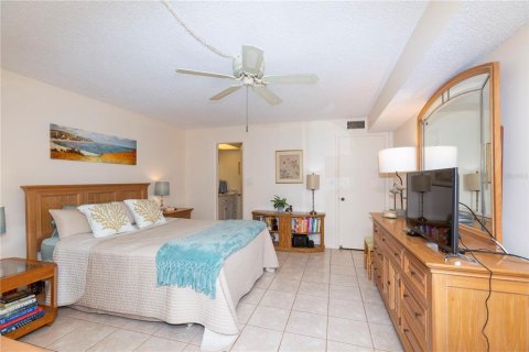 Condo in New Port Richey, Florida, 2 bedrooms  № 1255025 - photo 13