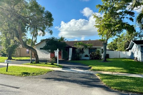 House in Lauderhill, Florida 3 bedrooms, 141.86 sq.m. № 1151865 - photo 1