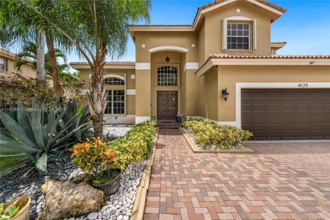 House in Weston, Florida 4 bedrooms, 238.76 sq.m. № 1289277 - photo 3