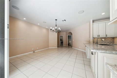 House in Weston, Florida 4 bedrooms, 238.76 sq.m. № 1289277 - photo 19