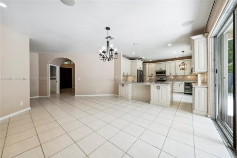 House in Weston, Florida 4 bedrooms, 238.76 sq.m. № 1289277 - photo 14