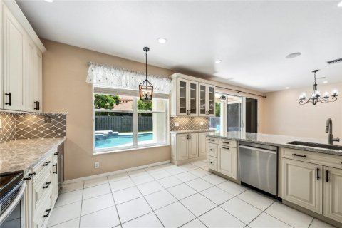 House in Weston, Florida 4 bedrooms, 238.76 sq.m. № 1289277 - photo 18