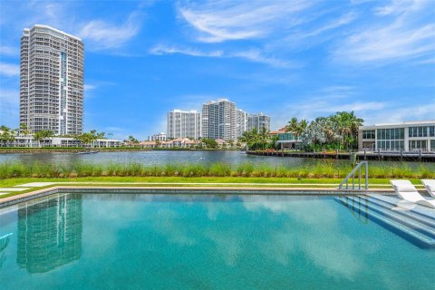 Villa ou maison à vendre à Golden Beach, Floride: 6 chambres, 416.3 m2 № 1289325 - photo 2