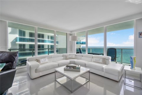Condominio en venta en Hollywood, Florida, 2 dormitorios, 164.25 m2 № 880353 - foto 1
