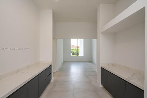 Casa en venta en Miami, Florida, 5 dormitorios, 413.32 m2 № 880387 - foto 22