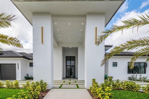 House in Miami, Florida 5 bedrooms, 413.32 sq.m. № 880387 - photo 6