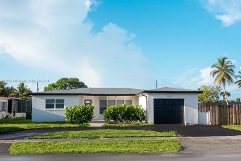 Villa ou maison à vendre à Lauderdale Lakes, Floride: 3 chambres, 171.22 m2 № 1345597 - photo 1