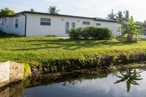 Villa ou maison à vendre à Lauderdale Lakes, Floride: 3 chambres, 171.22 m2 № 1345597 - photo 11