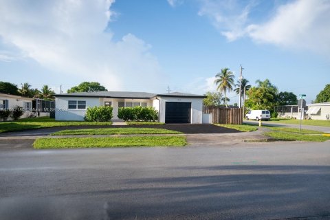 Villa ou maison à vendre à Lauderdale Lakes, Floride: 3 chambres, 171.22 m2 № 1345597 - photo 2