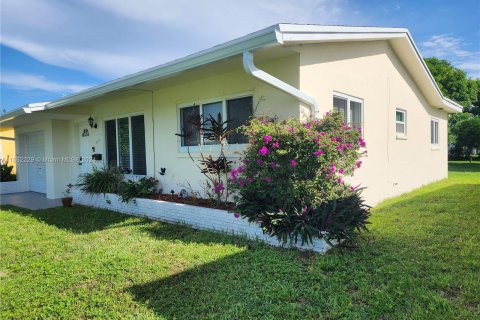 Casa en venta en Tamarac, Florida, 2 dormitorios, 93.09 m2 № 1345684 - foto 3