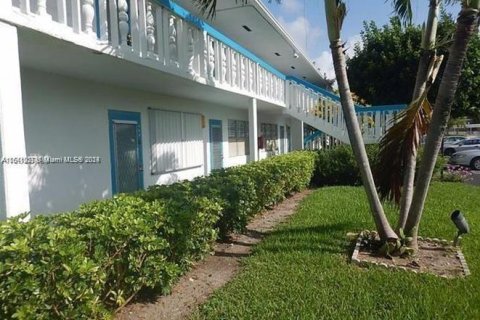 Condo in Deerfield Beach, Florida, 1 bedroom  № 1316722 - photo 1