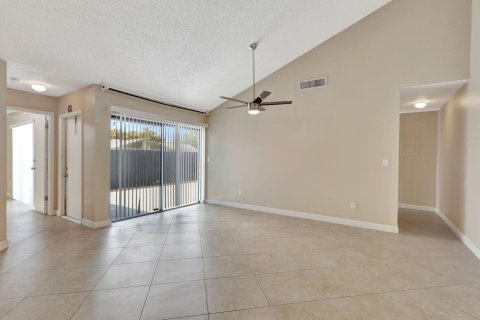 House in West Palm Beach, Florida 3 bedrooms, 123.75 sq.m. № 1207637 - photo 19