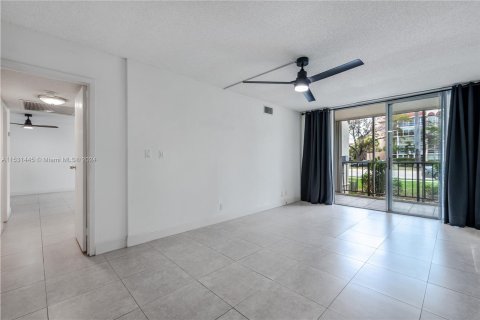 Condominio en venta en Hallandale Beach, Florida, 2 dormitorios, 85.84 m2 № 1003703 - foto 18