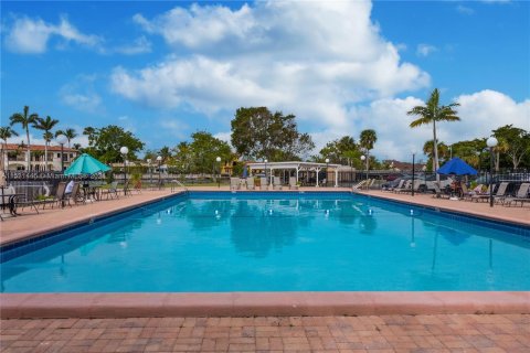Condominio en venta en Hallandale Beach, Florida, 2 dormitorios, 85.84 m2 № 1003703 - foto 26