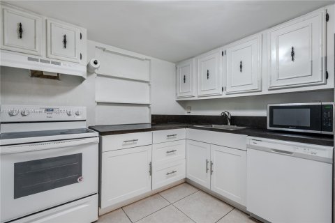 Condominio en venta en Hallandale Beach, Florida, 2 dormitorios, 85.84 m2 № 1003703 - foto 11