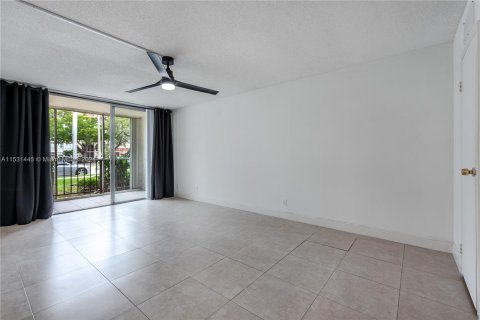 Condominio en venta en Hallandale Beach, Florida, 2 dormitorios, 85.84 m2 № 1003703 - foto 19