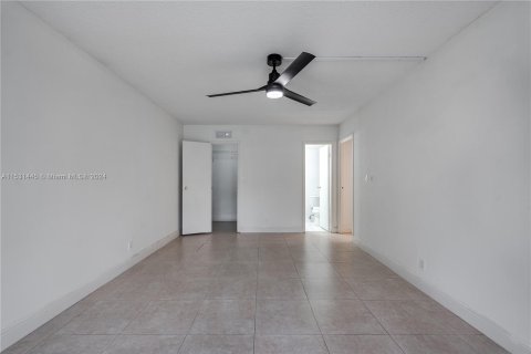 Condominio en venta en Hallandale Beach, Florida, 2 dormitorios, 85.84 m2 № 1003703 - foto 17