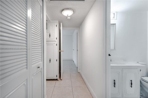 Condominio en venta en Hallandale Beach, Florida, 2 dormitorios, 85.84 m2 № 1003703 - foto 9