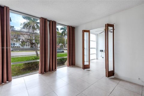 Condominio en venta en Hallandale Beach, Florida, 2 dormitorios, 85.84 m2 № 1003703 - foto 1